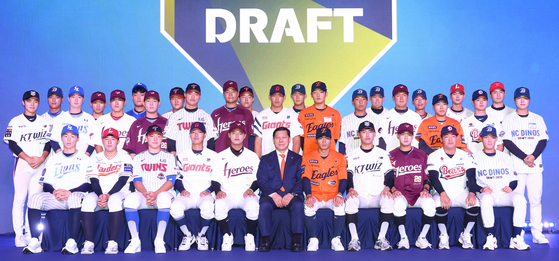 2026 KBO 신인 드래프트에서 지명된 선수들. 북일고 투수 박준현(앞줄 왼쪽 다섯 번째)이 전체 1순위로 키움 유니폼을 입었다. 학교폭력 논란이 있었지만, 무혐의 처분 받았다. 투수 자원이 부족해 1라운드 10명 중 4명이 야수다. [뉴시스]