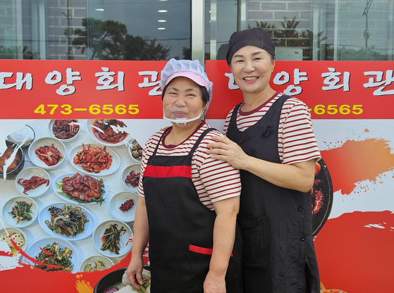 영암 '대양회관' 주인 김선자(59·왼쪽)씨와 30년 넘게 주방에서 일하고 있는 홍경열(65) 여사. 손민호 기자