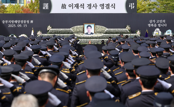 지난 15일 인천 서구 인천해양경찰서에서 영흥도 갯벌에 고립된 70대 중국인을 구조하다 숨진 故 이재석 경사의 영결식이 엄수되고 있다. 뉴스1