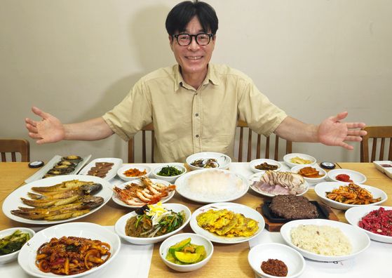 글 잘 쓰는 요리사 박찬일이 '강해영 백끼'와 동행한다. 전남 강진의 한정식집 '예향'에서. 손민호 기자