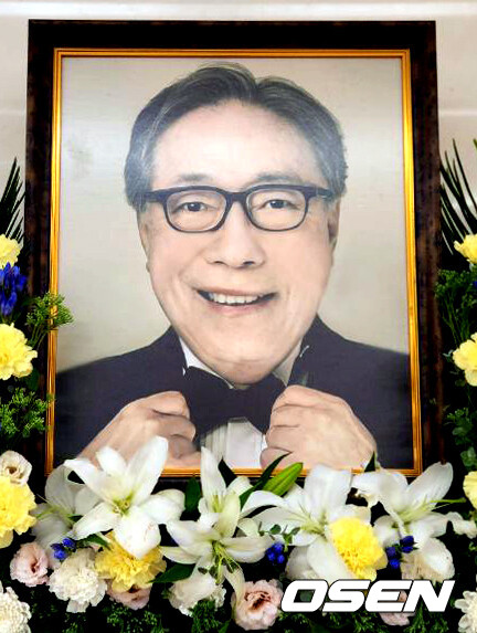 [OSEN=사진팀] 배우 변희봉의 빈소가 18일 삼성서울병원장례식장 17호실에 마련됐다. 앞서 췌장암 진단을 받고 투병 끝에 완치 판정을 받았지만 암이 재발해 투병 끝에 세상을 떠났다.발인은 오는 20일이며, 장지는 서울 흑석동 달마사 봉안당으로 알려졌다. 2023.09.18 /photo@osen.co.kr[사진]소속사 제공