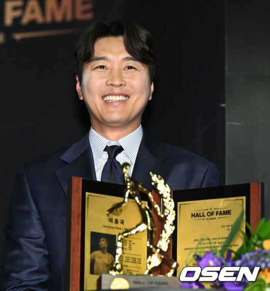 [OSEN=조은정 기자]2일서울 장충동 앰버서더 호텔에서 K리그 명예의 전당 헌액식이 열렸다.선수부문 4세대 헌액된 이동국 전 대한축구협회 부회장이 포즈를 취하고 있다. 2023.05.02 /cej@osen.co.kr