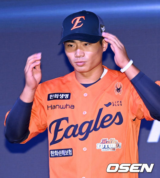 [OSEN=이대선 기자] 17일 오후 7일 오후 서울 롯데호텔 월드에서 ‘2026 KBO 신인 드래프트’가 열렸다. 한화에 지명된 유신고 오재원이 기념촬영을 하고 있다. 2025.09.17 /sunday@osen.co.kr