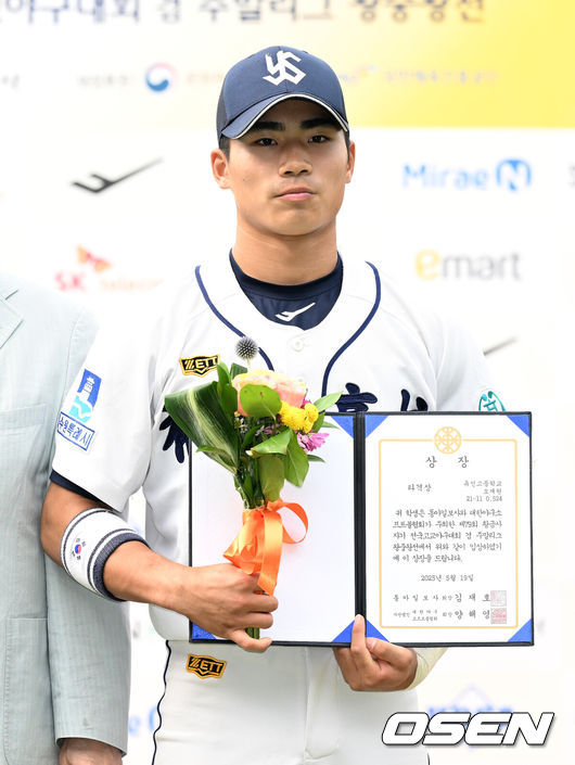 [OSEN=목동, 이대선 기자] 성남고는 19일 목동야구장에서 열린 '제79회 황금사자기 전국고교야구대회 겸 주말리그 왕중왕전’ 결승전에서 유신고에 10-4로 승리했다.성남고는 1964, 1970년에 이어 55년 만에 황금사자기 우승을 차지했다.타격상을 수상한 유신고 오재원이 기념촬영을 하고 있다. 2025.05.19 /sunday@osen.co.kr