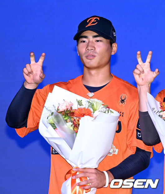 [OSEN=이대선 기자] 17일 오후 7일 오후 서울 롯데호텔 월드에서 ‘2026 KBO 신인 드래프트’가 열렸다.이번 드래프트는 전면 드래프트 방식으로 총 11라운드에 걸쳐 진행된다. 한화에 지명된 오재원이 기념촬영을 가지고 있다. 2025.09.17 /sunday@osen.co.kr