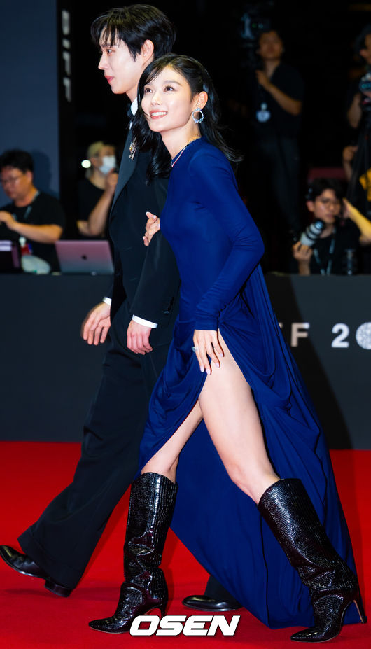[OSEN=부산, 민경훈 기자] 제30회 부산국제영화제(BIFF) 레드카펫 행사가 17일 오후 부산 해운대구 영화의 전당에서 열렸다.올해 개막작은 박찬욱 감독의 ‘어쩔수가없다’이며, 주연배우 이병헌은 개막식 사회까지 본다. 폐막작으로는 경쟁 부문 대상 수상작을 상영한다. 올해 30주년을 맞이한 부산국제영화제는 오는 26일까지 총 64개국 328편의 작품을 만날수 있다.배우 김영대, 김유정이 레드카펫을 밟으며 포즈를 취하고 있다. 2025.09.17 / rumi@osen.co.kr