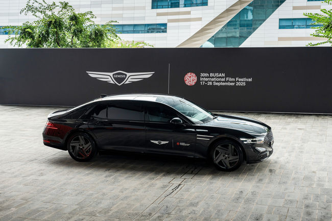 제30회 부산국제영화제에 전시된 G90 롱휠베이스 블랙 모델.