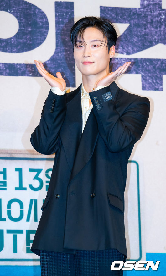 [OSEN=민경훈 기자] 11일 오후 서울 구로구 신도림동 더링크서울 호텔에서 JTBC 새 토일드라마 '백번의 추억' 제작발표회가 열렸다.오는13일첫 방송되는 '백번의 추억'(극본 양희승·김보람, 연출 김상호)은 100번 버스의 안내양 고영례(김다미 분)와 서종희(신예은 분)의 빛나는 우정,그리고 두 친구의 운명적 남자 한재필(허남준 분)을 둘러싼 애틋한 첫사랑을 그린 뉴트로 청춘 멜로 드라마다배우  허남준이 포토타임을 갖고 있다. 2025.09.11 /rumi@osen.co.kr