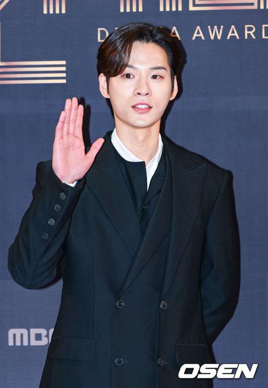 [OSEN=박준형 기자] 30일 오후 서울 상암 MBC 미디어센터 공개홀에서 '2022 MBC 연기대상'이 진행됐다.배우 윤지온이 포즈를 취하고 있다. 2022.12.30 / soul1014@osen.co.kr