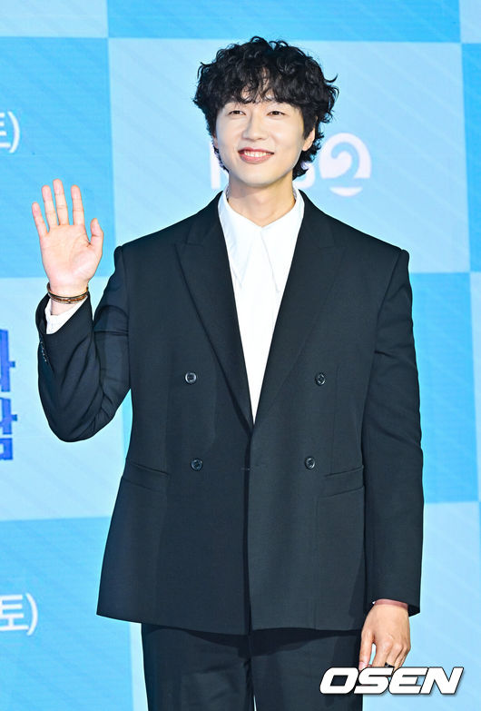 [OSEN=박준형 기자] 21일 오후 서울 상암동 스탠포드 호텔에서 KBS 2TV 새 주말드라마 ‘미녀와 순정남’(극본 김사경, 연출 홍석구, 제작 래몽래인) 제작발표회가 진행됐다.‘미녀와 순정남’은 하루아침에 밑바닥으로 추락하게 된 톱배우와 그녀를 사랑해 다시 일으켜 세우는 초짜 드라마 PD의 산전수전 공중전 인생 역전을 그린 파란만장한 로맨스 성장드라마다. 주말드라마 ‘미녀와 순정남’은 오는 23일 저녁 7시 55분 첫 방송된다배우 지현우가 포즈를 취하고 있다. 2024.03.21 / soul1014@osen.co.kr