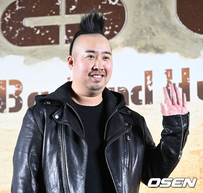 [OSEN=조은정 기자]넷플릭스 오리지널 영화 '황야' 전야 시사회 포토월 행사가 25일 오후 서울 송파구 롯데시네마 월드타워에서 열렸다.유희관이 포즈를 취하고 있다. 2024.01.25/cej@osen.co.kr