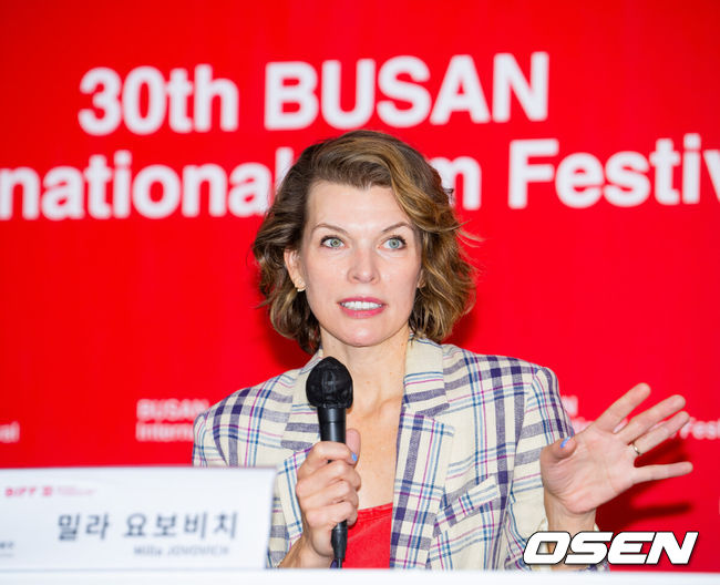 [OSEN=부산, 민경훈 기자] 배우밀라 요보비치가 18일 오후 부산광역시 해운대구 영화의전당 비프힐 기자회견장에서 열린 ‘제30회부산국제영화제’ 영화 '프로텍터' 기자 간담회에 참석했다.한편, 밀라 요보비치 주연의 영화 '프로텍터'(감독애드리언 그런버그)는 아동 인신매매범들에게 납치된 딸 클로이를 72시간 안에 찾아야 하는, 미국 특수부대 요원 출신인 니키 할스테드(밀라 요보비치)의 숨막히고 자비 없는 추격 액션을 그린 이야기이다.배우 밀라 요보비치가 기자간담회를 하고 있다. 2025.09.18 / rumi@osen.co.kr