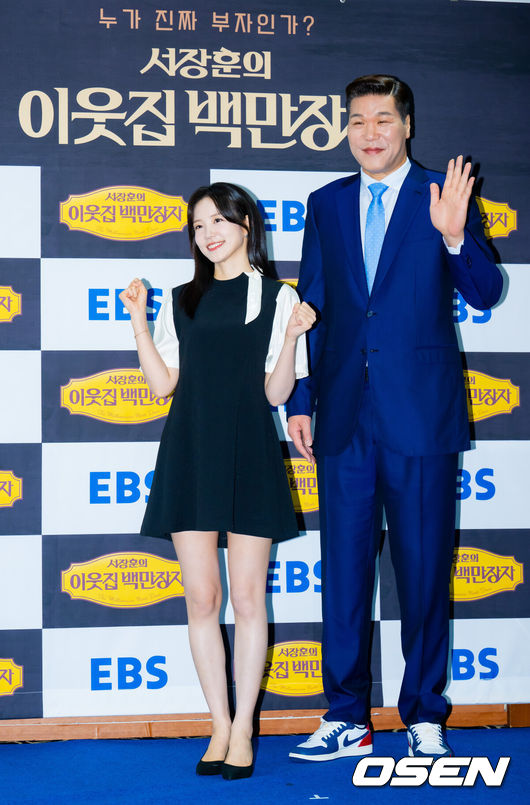 [OSEN=민경훈 기자] 16일 오전 서울 중구 프레스센터 서울 클럽홀에서 EBS ‘서장훈의 이웃집 백만장자’ 제작발표회가 열렸다.올 상반기 많은 사랑을 받았던 EBS ‘서장훈의 이웃집 백만장자’가 17일(수) 정규 편성으로 돌아온다. 이번에는 MC장예원과 호흡을 맞추며 다양한 분야의 ‘백만장자’들을 만나 이야기를 나눌 것으로 기대를 모으고 있다.장예원, 서장훈이 포토타임을 갖고 있다. 2025.09.16 /rumi@osen.co.kr
