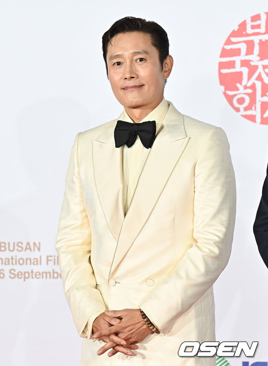 [OSEN=부산, 이석우 기자] 17일 부산 해운대구 센텀시티 영화의 전당에서 배우 이병헌의 사회로 제30회 부산국제영화제 개막식이 열렸다.BIFF는 그간 비경쟁영화제였지만 30주년을 맞이한 올해 본격적인 경쟁부문을 신설했다. ‘아시아의 시선으로 아시아를 바라본다’는 관점에서 시작한 제1회 ‘부산 어워드’는 아시아 주요 작품 14편을 초청해 대상, 감독상, 심사위원 특별상, 배우상, 예술공헌상 등 5개 부문에서 시상한다.이병헌이 개막식 포토월에서 포즈를 취하고 있다. 2025.09.17 / foto0307@osen.co.kr