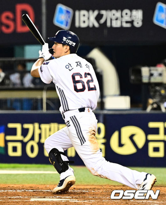 [OSEN=잠실, 지형준 기자] 18일 오후 서울 잠실구장에서 ‘2025 신한 SOL Bank KBO리그’ 두산 베어스와 키움 히어로즈의 경기가 열렸다.두산은 잭로그, 키움은 하영민이 선발로 나섰다.8회말 무사에서 두산 안재석이 2루타를 날리고 있다. 2025.09.18 /jpnews@osen.co.kr