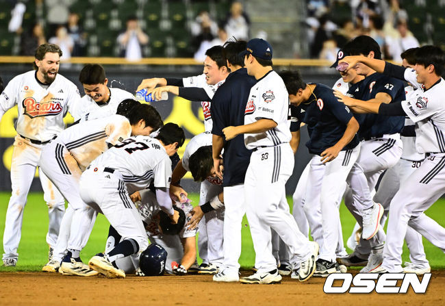 [OSEN=잠실, 지형준 기자] 두산이 극적으로 7연패를 끊어냈다.프로야구 두산 베어스는 18일 서울 잠실구장에서 열린 2025 신한 SOL뱅크 KBO리그 키움 히어로즈와의 시즌 마지막 맞대결(16차전)에서 3-2 끝내기 역전승을 거뒀다.9위 두산은 7연패 늪에서 탈출하며 시즌 57승 6무 72패를 기록했다. 올해 키움전을 10승 6패 우위로 마감했다. 반면 3연승이 좌절된 최하위 키움은 46승 4무 88패가 됐다.경기를 마치고 끝내기 안타를 날린 두산 홍성호가 동료선수들과 승리를 기뻐하고 있다. 2025.09.18 /jpnews@osen.co.kr