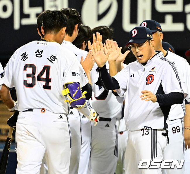[OSEN=잠실, 지형준 기자] 두산이 극적으로 7연패를 끊어냈다.프로야구 두산 베어스는 18일 서울 잠실구장에서 열린 2025 신한 SOL뱅크 KBO리그 키움 히어로즈와의 시즌 마지막 맞대결(16차전)에서 3-2 끝내기 역전승을 거뒀다.9위 두산은 7연패 늪에서 탈출하며 시즌 57승 6무 72패를 기록했다. 올해 키움전을 10승 6패 우위로 마감했다. 반면 3연승이 좌절된 최하위 키움은 46승 4무 88패가 됐다.경기를 마치고 두산 조성환 감독대행이 끝내기 안타를 날린 홍성호와 승리를 기뻐하고 있다. 2025.09.18 /jpnews@osen.co.kr