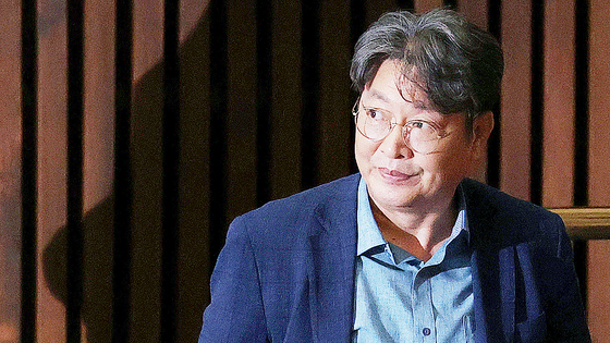 차명 주식거래 의혹을 받는 더불어민주당 이춘석 의원이 5일 국회 본회의에 출석해 방송법 개정안에 대한 기표를 한 뒤 투표함으로 이동하고 있다. 연합뉴스
