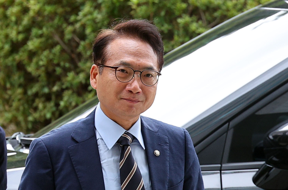 박선원 더불어민주당 의원이 18일 서울 서초구 서울고등검찰청에 마련된 내란 특검팀(특별검사 조은석) 사무실에 참고인 신분으로 출석하고 있다. 연합뉴스
