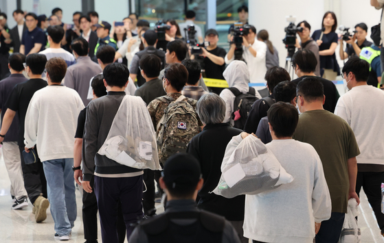 미국 이민당국에 의해 조지아주에 구금됐던 한국인 근로자들이 12일 영종도 인천국제공항 제2여객터미널 입국장을 나서고 있다. 김경록 기자