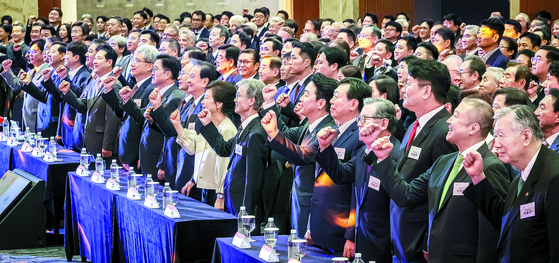 17일 서울 소공동 롯데호텔에서 열린 중앙일보 창간60주년 기념식 참가자들이 기념촬영하고 있다. 강정현 기자