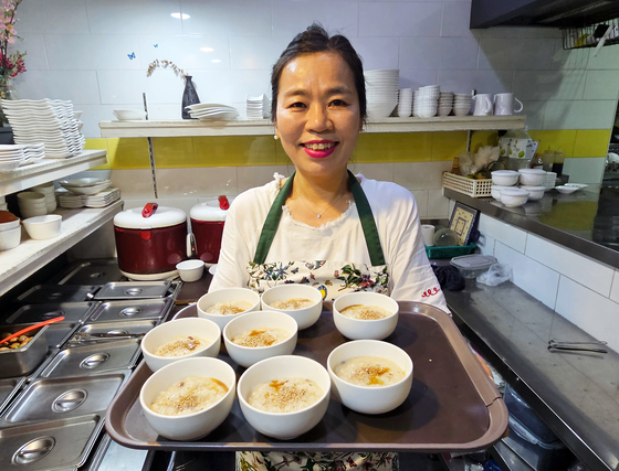 해남 보리굴비집 '도화지'의 대표 이숙경(57)씨. 화가이기도 하다. 손민호 기자 