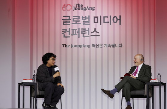 18일 서울 소공동 롯데호텔에서 열린 중앙일보 창간 60주년 글로벌 미디어 컨퍼런스에서 봉준호 감독(왼쪽)과 마크 톰슨 CNN CEO가 대담하고 있다. 장진영 기자