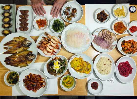 '예향'의 한정식 상차림. 왼쪽 모퉁이에 있는 음식이 수수떡이다. 매일 손수 만든단다. 손민호 기자