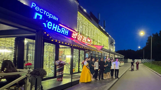 북한 식당직원들이 가게 앞에서 포즈를 취하고 있다. 사진 SNS 캡처, NK뉴스