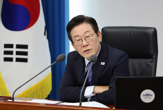 이재명 대통령이 18일 서울 용산 대통령실에서 열린 `청년담당관 임명장 수여식 및 제11차 대통령 주재 수석보좌관회의’에서 발언을 하고 있다. 대통령실 사진기자단
