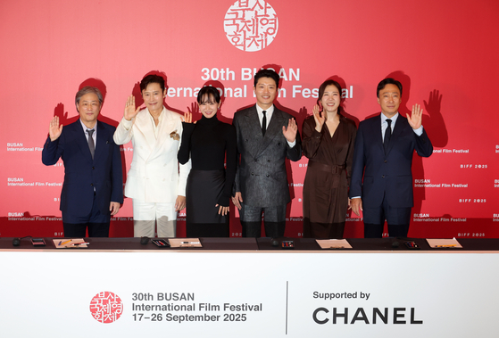 부산국제영화제 개막작 ‘어쩔수가없다’의 감독 박찬욱(왼쪽부터), 배우 이병헌, 손예진, 박희순, 염혜란, 이성민은 17일 부산 해운대구 영화의전당 중극장에서 기자회견을 가졌다. 송봉근 기자