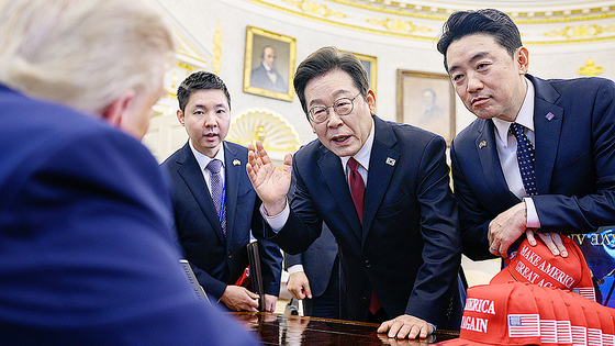 지난달 25일(현지시간) 미국 워싱턴 DC 백악관 오벌오피스에서 열린 이재명 대통령과 도널드 트럼프 대통령의 한미 정상회담 당시 모습이 1일 사진 공유 사이트를 통해 공개했다. 사진 백악관 플리커 
