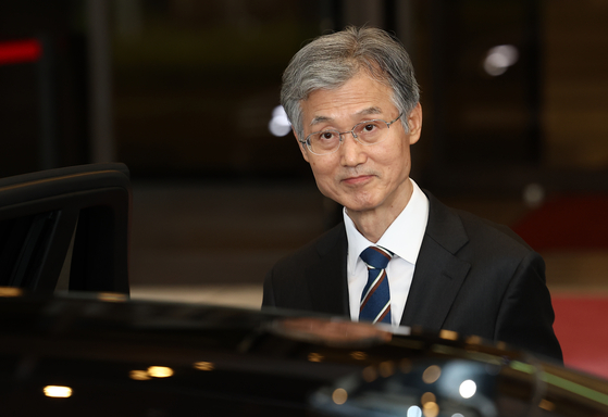 조희대 대법원장이 17일 서울 서초구 대법원에서 퇴근하기 위해 차에 오르고 있다. 연합뉴스
