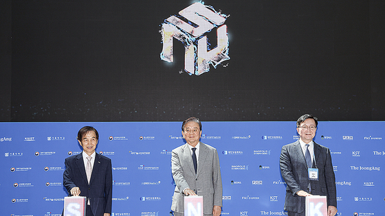  2025 혁신창업국가 대한민국 국제포럼이 10일 대전 카이스트에서 열렸다. 이날 이광형 KAIST 총장(왼쪽부터), 홍석현 중앙홀딩스 회장, 유홍림 서울대학교 총장이 선포식 세레머니를 하고 있다. 김경록 기자