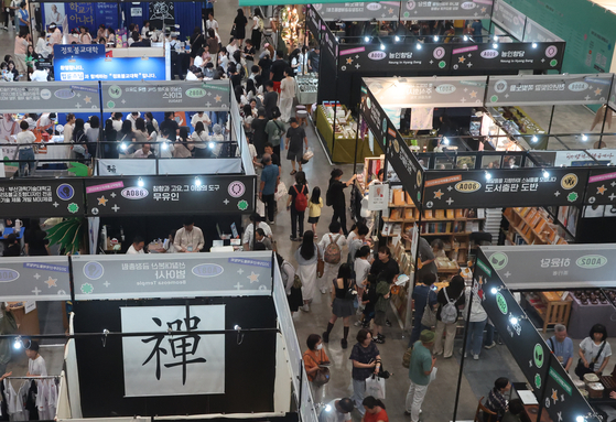 지난달 7일에 열린 국내 최대 규모의 불교문화 축제인 ‘2025 부산국제불교박람회’. 불교신도는 물론 불교문화에 관심이 있는 관람객들이 몰려 북적였다. 송봉근 기자 