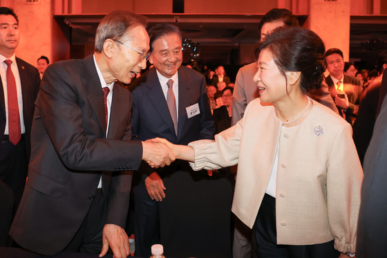 이명박·박근혜 전 대통령이 17일 열린 중앙일보 창간 60주년 기념식에서 만나 악수하고 있다. 가운데는 홍석현 중앙홀딩스 회장. 전민규 기자