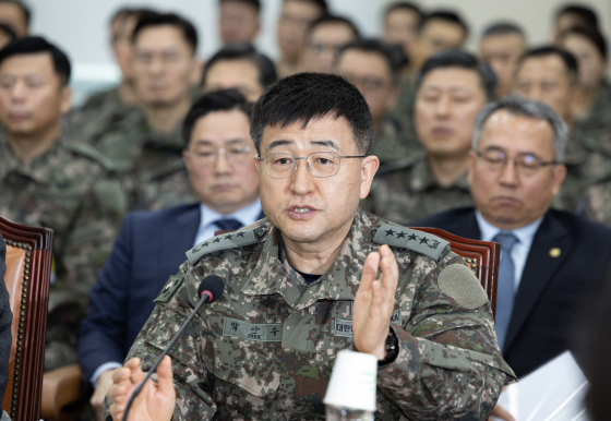 박안수 전 육군참모총장이 18일 내란 특검팀(특별검사 조은석)에 참고인 신분으로 출석해 조사를 받았다. 박 전 총장이 지난 1월 14일 오전 서울 여의도 국회에서 열린 윤석열 정부의 비상계엄 선포를 통한 내란 혐의 진상규명 국정조사특별위원회에서 의원 질의에 답하고 있다. 뉴스1