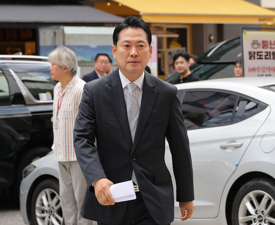 장동혁 국민의힘 대표가 18일 서울 여의도 중앙당사에서 김건희 특검팀의 국민의힘 당원명부 압수수색 시도에 당사로 들어서고 있다. 뉴스1
