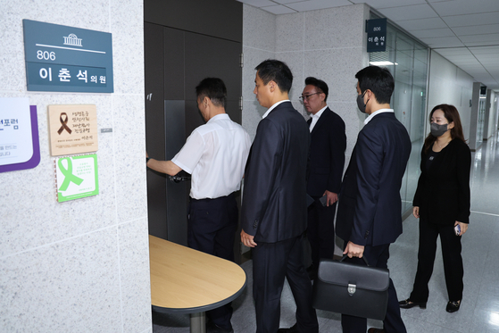 서울경찰청 금융범죄수사대 전담수사팀 수사관들이 18일 오전 서울 여의도 국회 의원회관에 마련된 이춘석 무소속 의원 사무실 압수수색에 나서고 있다.  이 의원이 보좌관 차 모 씨 명의로 거래한 주식 투자 자금은 10억 원 이상인 것으로 알려졌으며, 경찰은 해당 자금의 출처를 쫓고 있다. 뉴스1