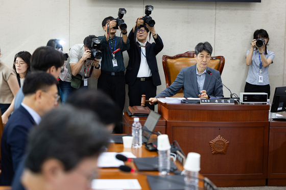 윤건영 국회 행정안전위원회 법안심사제1소위원장이 18일 서울 여의도 국회에서 열린 제429회 국회(정기회) 행정안전위원회 제1차 법안심사제1소위원회에서 의사봉을 두드리고 있다. 뉴스1