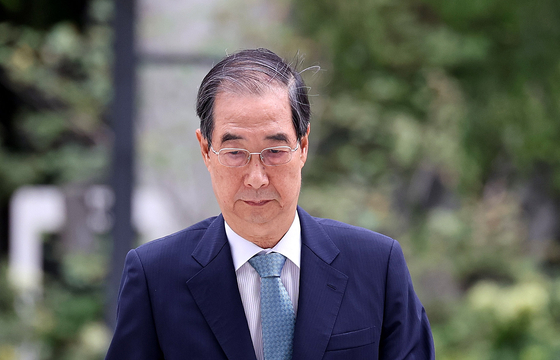 한덕수 전 총리가 9일 서울 종로구 광화문에 마련된 김건희 특검팀 사무실에 조사를 받기 위해 출석하고 있다. 뉴스1
