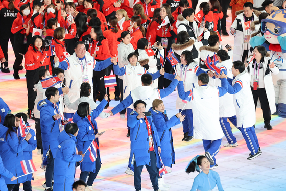 지난 2월14일 중국 헤이룽장성 하얼빈 국제 컨벤션 전시 스포츠센터에서 열린 제9회 하얼빈 동계아시안게임 폐회식에 북한 선수들이 입장하고 있다. 뉴스1
