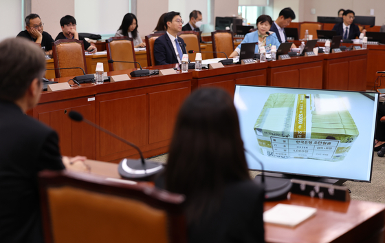 지난 5일 서울 여의도 국회에서 열린 제429회 국회(정기회) 법제사법위원회 검찰 개혁 입법청문회에서 서영교 의원이 관봉권 띠지 유실 사건과 관련해 질문하고 있다. 뉴스1