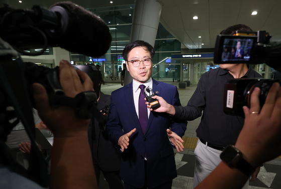 여한구 산업통상자원부 통상교섭본부장이 19일 오전 인천국제공항 제2여객터미널을 통해 귀국하며 취재진 질문에 답하고 있다. 연합뉴스