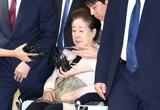 지난 17일 김건희 특검팀 조사 후 귀가하는 한학자 통일교 총재. 특검팀은 18일 한학자 총재에 대한 구속영장을 청구했다. 뉴스1