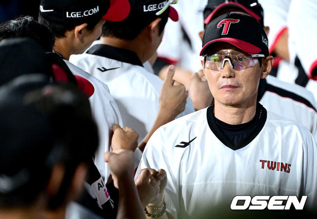 [OSEN=수원, 최규한 기자] 프로야구 LG 트윈스가KT 위즈와 더블헤더를 싹쓸이하며 정규시즌 우승 매직넘버를 '6'으로 줄였다.LG는18일 수원 KT위즈파크에서 열린 KT와 더블헤더 2차전에서 18안타를 폭발시키며 14-1로 크게 승리했다. 선발투수 송승기는 6이닝 동안 88구를 던지며 5피안타 1볼넷 8탈삼진 1실점으로 호투, 시즌 11승째를 기록했다.경기를 마치고 승리한 LG 염경엽 감독을 비롯한 코칭스태프들이 인사를 나누고 있다. 2025.09.18 / dreamer@osen.co.kr