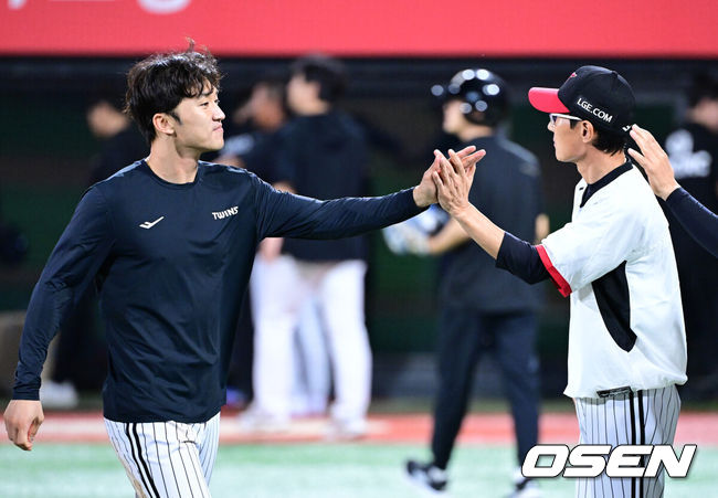 [OSEN=수원, 최규한 기자] 프로야구 LG 트윈스가KT 위즈와 더블헤더를 싹쓸이하며 정규시즌 우승 매직넘버를 '6'으로 줄였다.LG는18일 수원 KT위즈파크에서 열린 KT와 더블헤더 2차전에서 18안타를 폭발시키며 14-1로 크게 승리했다. 선발투수 송승기는 6이닝 동안 88구를 던지며 5피안타 1볼넷 8탈삼진 1실점으로 호투, 시즌 11승째를 기록했다.경기를 마치고 승리한 LG 염경엽 감독과 박해민이 인사를 나누고 있다. 2025.09.18 / dreamer@osen.co.kr