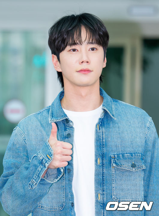 [OSEN=인천공항, 민경훈 기자] 배우 이준영이 12일 오전 인천국제공항을 통해 출국했다.배우 이준영은 2025 코스 가을/겨울 컬렉션 참석차 미국 뉴욕으로 출국했다.이준영이 출국길에 포즈를 취하고 있다. 2025.09.12 / rumi@osen.co.kr