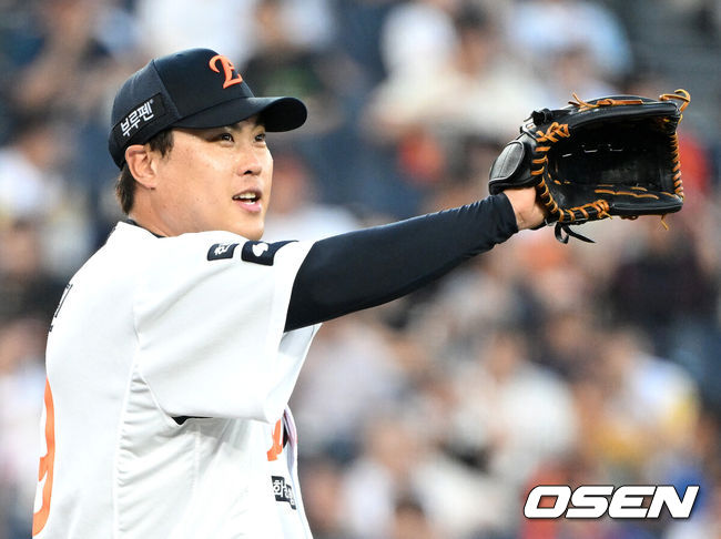 [OSEN=대전, 이대선 기자] 21일 오후 대전 한화생명볼파크에서 2025 신한 SOL Bank KBO리그 한화 이글스와 두산 베어스의 경기가 열렸다.한화는 류현진, 두산은 콜어빈을 선발로 내세웠다.2회초 무사 1루에서 한화 류현진이 두산 박준순을 땅볼로 처리하고 미소짓고 있다. 2025.08.21 /sunday@osen.co.kr