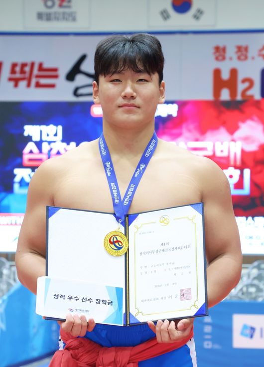 마산용마고 서금광이 올 시즌 5관왕에 올랐다. / 대한씨름협회